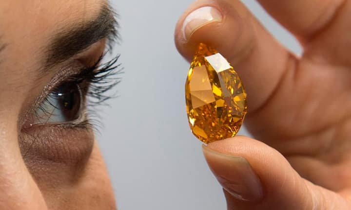 Zum 1., zum 2., zum 3., verkauft: An der diesjährigen Versteigerung bei Christie's Auktionshaus in Genf sind seltene Schmuckstücke zu ergattern: Der reine orangene Diamant kommt in der Natur äusserst selten vor. Mit...