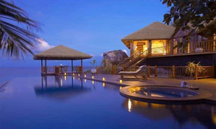 Platz 6 (Vorjahr: 6): Fregate Island Private, SeychellenZum dritten Mal in Folge behauptet sich die private, ökologisch nachhaltig konzipierte Seychelleninsel auf Platz 6. Luxus bedeutet hier, ungestört träumen zu können und mehr Platz und Privatsphäre zu haben, als man braucht: Maximal drei Dutzend Gäste bewohnen die sechzehn paradiesischen Villen, alle mit eigenem Pool und Elektrobuggy für Entdeckungsfahrten durch den tropischen Dschungel und zu den sieben makellos weissen Stränden.