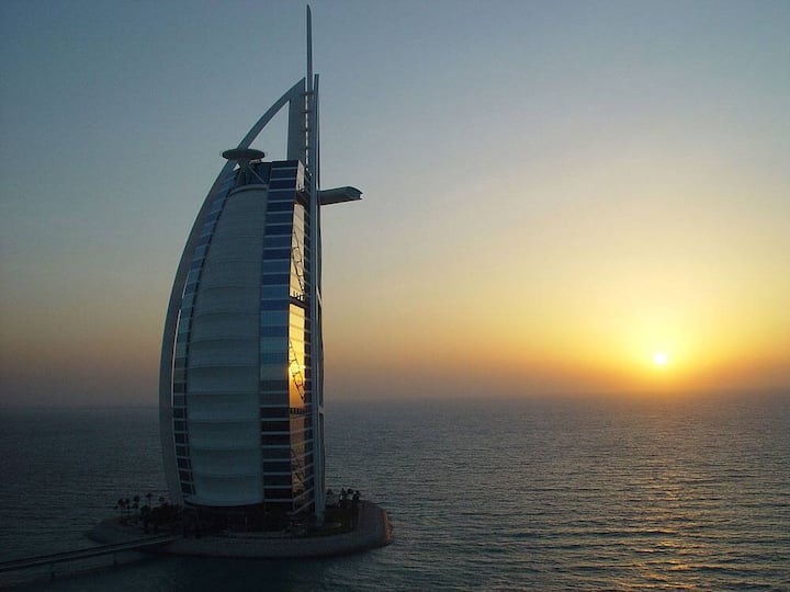 Rang 3: 
Auch im vierthöchsten Hotelgebäude der Welt, dem segelförmigen «Burj Al Arab» in Dubai, stehen 131 Meter leer – Totalhöhe: 321 Meter. (Bild: Wofratz/Wikimedia/CC)
