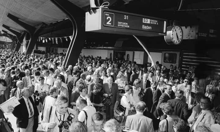 Bei der Eröffnung 1990 drängte sich das Volk, um die typische Calatrava-Formen aus nächster Nähe zu sehen. Bilder: Keystone / Santiago Calatrava Architects & Engineers