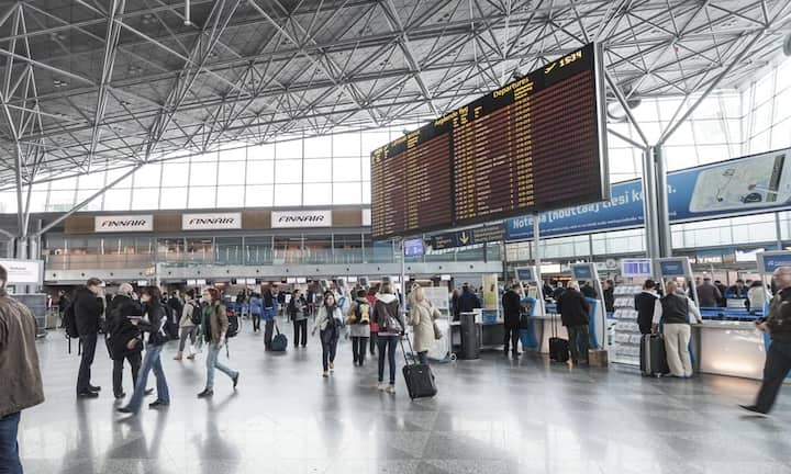 Platz 5: Helsinki Vantaa Airport (HEL). Der Flughafen Helsinki Vantaa ist der größte Verkehrsflughafen Finnlands. 1951 wurde er für die Olympischen Sommerspiele fertiggestellt und löste den zu klein werdenden Flughafen Helsinki-Malmi ab. Er bedient heute rund 15 Millionen Fluggäste im Jahr.