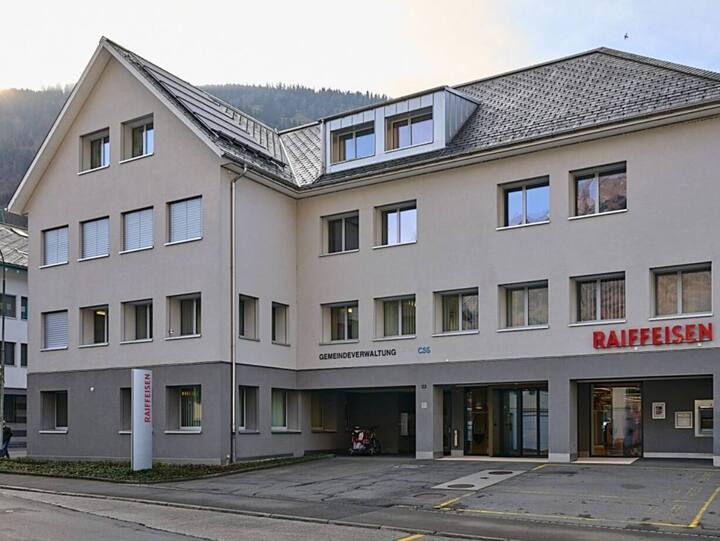 Die Raiffeisenbank Muotathal (Mitte) kommt an ihrem Standort auf einen stolzen Marktanteil von 90 Prozent.