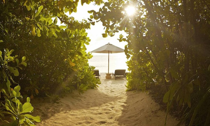 Ein Privatweg verbindet die Landvilla mit dem Strand.