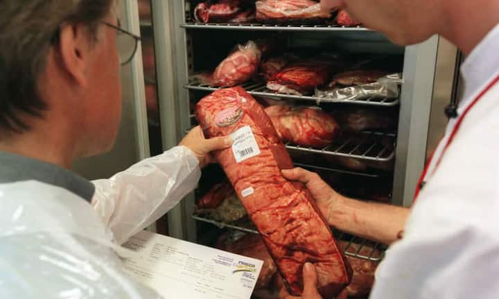 Ablaufdatum prüfen  Mit dem Mindeshaltbarkeitsdatum ist es so eine Sache. Ein belieber Twitter-Spruch bringt es auf den Punkt: «Liebe Verbraucherinnen und Verbraucher, es heisst «mindestens haltbar bis» und nicht «ganz sicher tödlich ab»! Danke.» Daher sollte man immer auch dem eigenen Geruchssinn und Sehvermögen vertrauen: Riechen die Produkte noch gut und haben keinen Schimmel? Joghurt ist meist mehrere Tage nach Ablaufdatum noch in Ordnung und Zucker sogar mehrere Jahre!