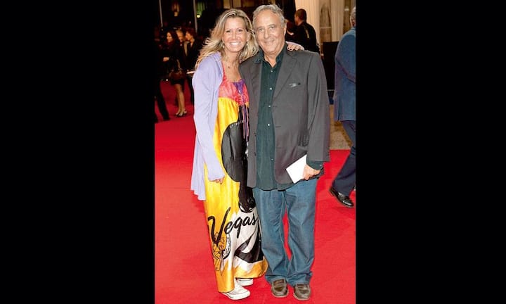 Fiona Gélin und Daniel Hechter: Die beiden sehen ein wenig aus, als hätten sie sich erst im allerletzten Moment dazu entschlossen, ihre vier Meter lange Couch vor dem Flatscreen zu verlassen, um doch noch auf dem roten Teppich aufzutauchen, auf dem sie unvermeidlich fotografiert werden. Alles in allem und als Paar ein etwas irritierender Style: Hat der Designer vergessen, wie cool ein Mann in auf Figur geschnittenen Anzügen aussehen kann? Oder dass Frau Mode tragen könnte statt irgendwas?