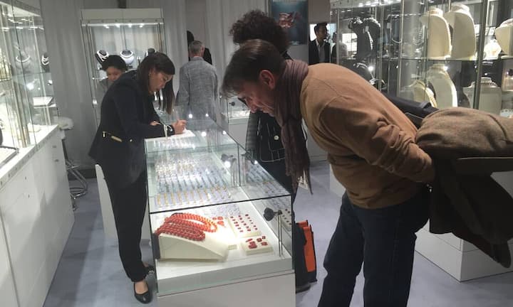 Kleine Schmuckhändler haben an der Messe ebenso ihren Platz, wie...