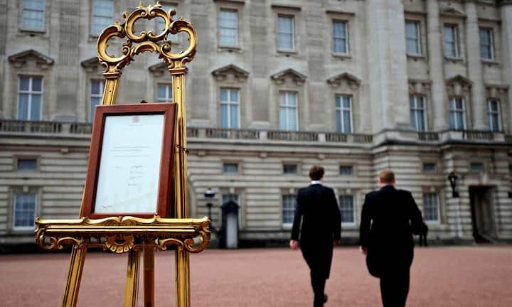 Auch am Buckingham Palast wurde die frohe Botschaft verkündet - traditionell auf einer goldenen Staffelei mit dem offiziellen Geburtsdokument.