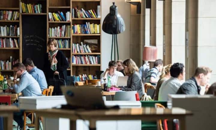 Die Swisscom gewährt Frauen 17 Wochen Mutterschutz, Vätern zehn Tagen Elternurlaub. Zurückkehren können Frauen in ihre vorherige Position, Teilzeit ist im Einzelfall verhandelbar. Swisscom unterstützt Teilzeit, Jobsharing und die Arbeit im Homeoffice. Eine Kita oder Unterstützung bei der Kinderbetreuung erwähnt die Swisscom nicht. 14,5 Prozent der Mitarbeitenden arbeiten Teilzeit, mehrheitlich Frauen.