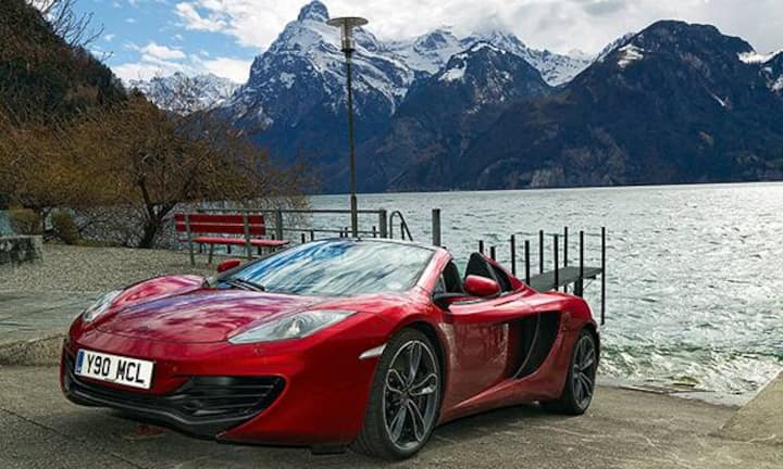 In Sisikon am Urnersee wird es sommerlich warm – und das Sportcabrio kann seinen ganzen Charme entfalten.