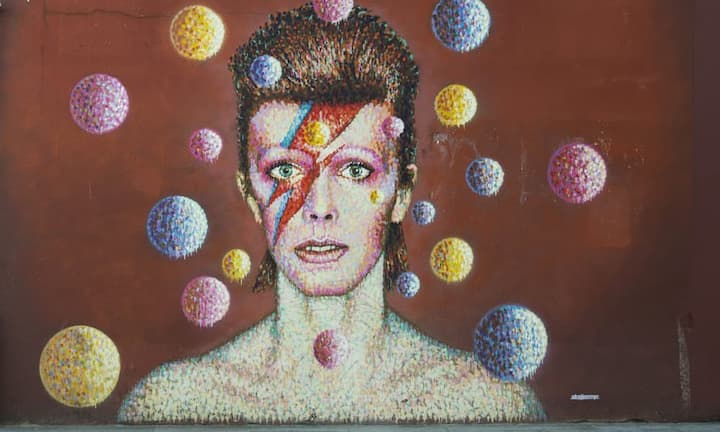 Bowie erfand sich immer wieder neu und nahm im Laufe der Jahrzehnte verschiedene Alter Egos an. Sein Durchbruch gelang ihm 1972 als Ziggy Stardust.