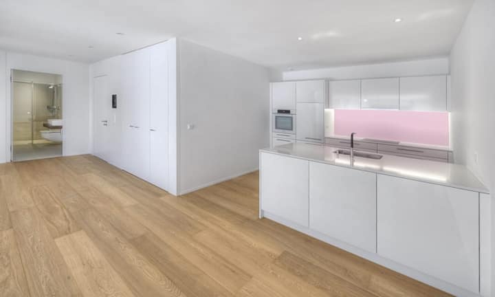 … Küche mit den neusten Geräten. Ein weiterer Vorteil des Standortes: Im Kanton Obwalten gelten die tiefsten Steuersätze der Schweiz.