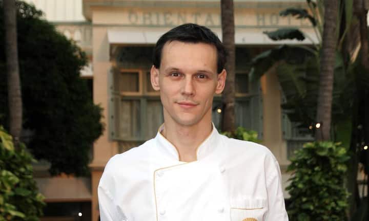 Er ist 35, und er dirigiert rund 320 Köche in einem der legendärsten Hotels der Welt. Der Bündner Stefan Trepp arbeitet im Mandarin Oriental Hotel in Bangkok, ihm unterstehen acht Restaurants, jedes mit eigener Küche, plus die Küche für Zimmerservice und Bankette, die Bäckerei und die Konditorei. Dafür, dass er das alles schafft und dabei auch noch selber in der Küche steh, wurde er in diesem Jahr vom Guide «Gault Millau» zum «Schweizer Star im Ausland» gekürt.