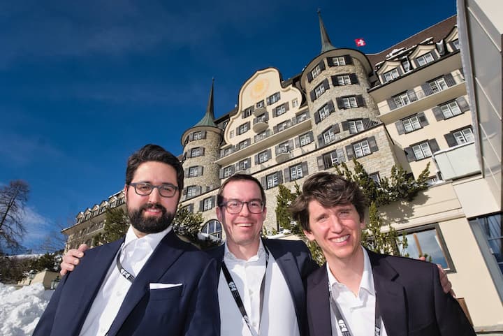Traumwetter im Engadin, vor dem Suvretta House:Luzius Meissner, Bitcoin Association Switzerland;Tobias Reichmuth, Initiator &  PrÃ¤sident, CFC;Nicolo StÃ¶hr, CEO, CFC