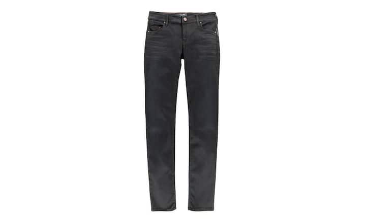 Elegant: Armani (Frau)Diese elegante Skinny Jeans mit Five-Pocket-Optik hat eine Baumwoll-Mischgewebe und bietet hohen Tragekomfort. Besondere Akzente: rostrote Knöpfe und Innennähte. Bei Globus erhältlich. Preis 229 Franken