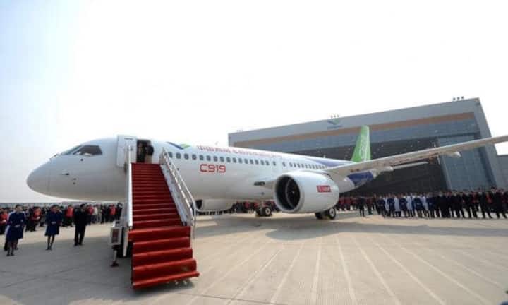 Ursprünglich hatte das Mittelstreckenflugzeug schon im kommenden Jahr gegen die amerikanische und europäische Konkurrenz - Boeing 737 und den Airbus 320 - antreten wollen, doch hat sich das Projekt immer wieder verzögert.