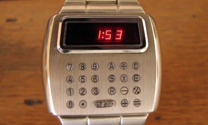 1975
Die amerikanische Firma Hamilton Watch Company stellt die erste Taschenrechner-Uhr für das Handgelenk her. «The Pulsar» wird zum Kassenschlager.