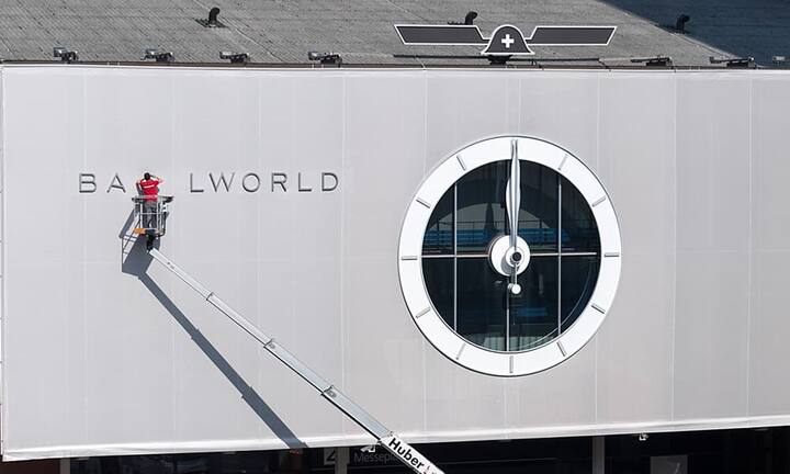 Die 100. Baselworld steht im Zeichen der Krise. Die Zahl der Aussteller sank von 1500 auf 1300. Doch laut den Veranstaltern ist dies nicht nur auf die schwierige Marktlage zurückzuführen.
Bilder: Gabriel Knupfer, Lisa Burth/HZ, Keystone