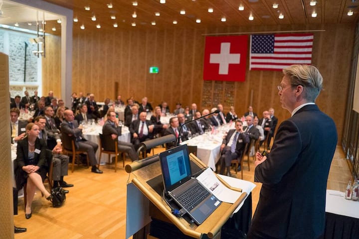 Michael Buscher, CEO oc oerlikon corporation AG, spricht im Widder-Saal