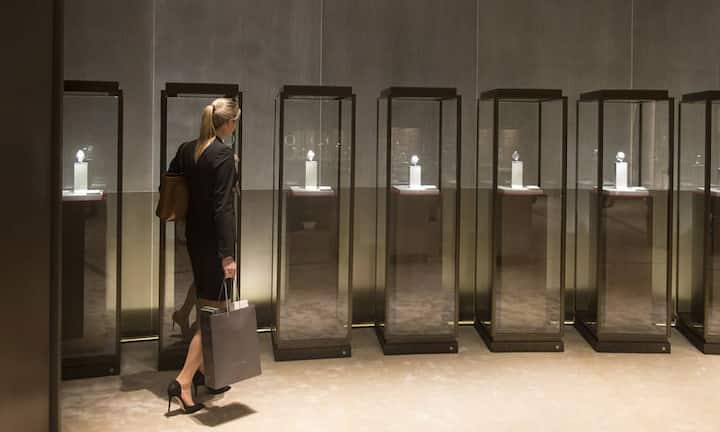 Eine Besucherin im Cartier-Stand. Zugang zum SIHH erhalten nur Fachbesucher, die von den Uhrenmarken eingeladen werden.