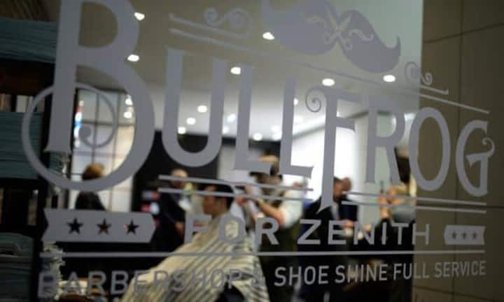 Der Druck etwas besonderes bieten zu können ist gross. Spezielles hat sich die Uhrenmanufaktur Zenith einfallen lassen. Interessierte können sich an ihrem Stand die Haare schneiden zu lassen.