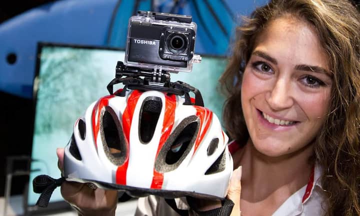 Toshiba setzt auf den Trend der Helmkameras: Ihr Gerät lässt sich zum Beispiel auf dem Fahrradhelm montieren.