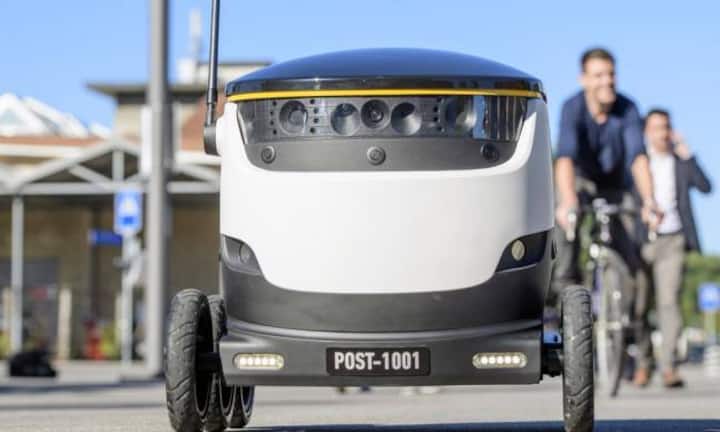 Kommt der Roboter an seinem Ziel an, sendet er ein SMS mit der Nachricht «Ihre Sendung ist da» an den Empfänger, und der Deckel des Roboters öffnet sich. Sobald der Deckel geschlossen wird oder wenn der Empfänger nicht zu Hause ist, kehrt das Gefährt an den Ausgangspunkt zurück.