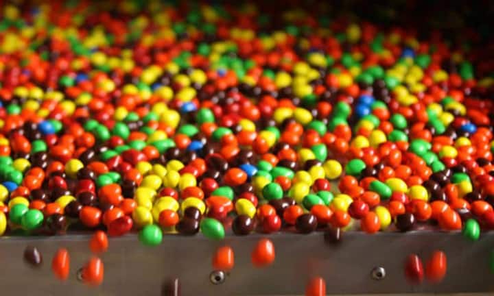 M&M'sWährend des spanischen Bürgerkrieges sah Forrest Mars Senior Soldaten in Zucker gehüllte Schokolade essen – die Ummantelung verhinderte, dass deren Hände klebten. Die Idee für M&Ms war geboren. Mars