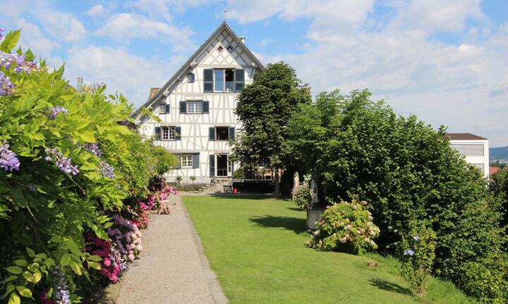 Das stattliche Wohnhaus in Wädenswil ZH aus dem Jahr 1679 wurde zwischen 1939 und 1940 vom Schweizer Bildhauer Hans Fischli einschneidend umgebaut...