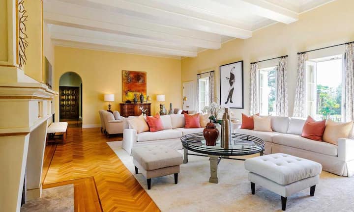 Dass es sich um eine wahrhaftig königliche Villa handelt, belegen 24-karätiges Gold, Marmor und die teuersten Hölzer, die für den Ausbau und die Dekoration verwendet wurden.