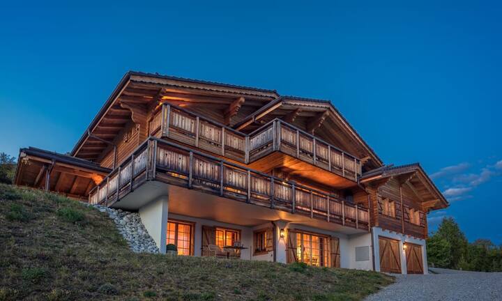 Das Grundstück erstreckt sich über 3400 m², die Wohnfläche ist mit insgesamt 500 m² grosszügig.