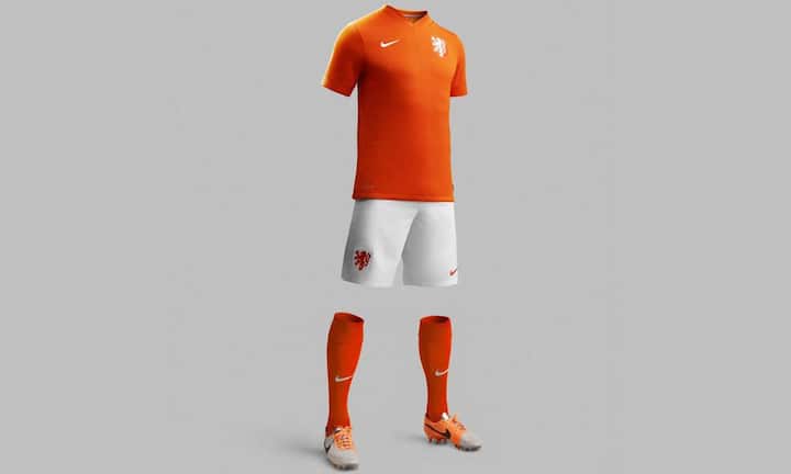 Nett: Orange - Oranje - Holland. Die Farbe des Nike-Trikots ist Programm. Das auffalendste nebst der Farbe: der kleine V-Auschnitt.