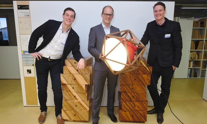 Die 4. Generation Röthlisberger:
Beat Röthlisberger;
Mark Röthlisberger mit Lampe " Block 2" aus der Röthlisberger Kollektion;
Jan Röthlisberger
mit Designklassikern "Schubladenstapel" by Susi & Ueli Berger