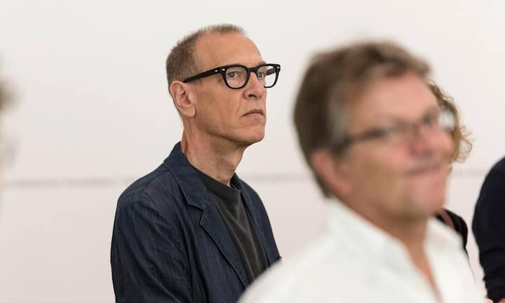 Platz 4: Christian MarclayAuf Platz vier (Vorjahr Platz 7) liegt der Schweizer Christian Marclay. Mit seinen Werken erforscht Marclay die gemeinsamen Muster von Ton, Fotografie, Video und Filmkunst. Für seine Performances benutzt er Schallplatten und andere Tonträger, die er manipuliert, verformt, oder sogar zerstört, um Soundeffekte wie Endlosschleifen zu erzielen. Preisspanne: 2'000 - 100'000 Franken Gian Ehrenzeller