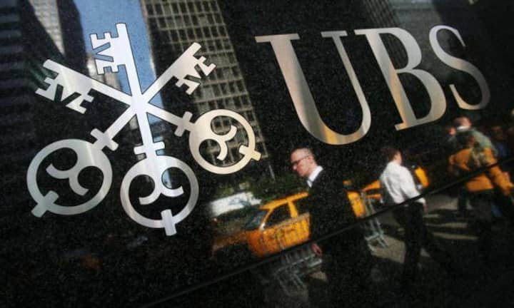 Die Angebote der SMI-Firmen für Eltern: 
Bei der UBS erhält die Mutter für 180 Tage nach der Geburt vollen Lohn, ab dem elften Dienstjahr 210 Tage. So lange dauert der Mutterschaftsurlaub auch in jedem Fall, optional durch unbezahlten Urlaub ergänzt. Väter können zwei Wochen bei ihren Kindern bleiben. Nach der Rückkehr bietet die UBS Möglichkeiten, flexibel zu arbeiten. Auch Kaderpositionen werden in Teilzeit besetzt. 36 Prozent der Frauen arbeiten Teilzeit, 8 Prozent der Männer.