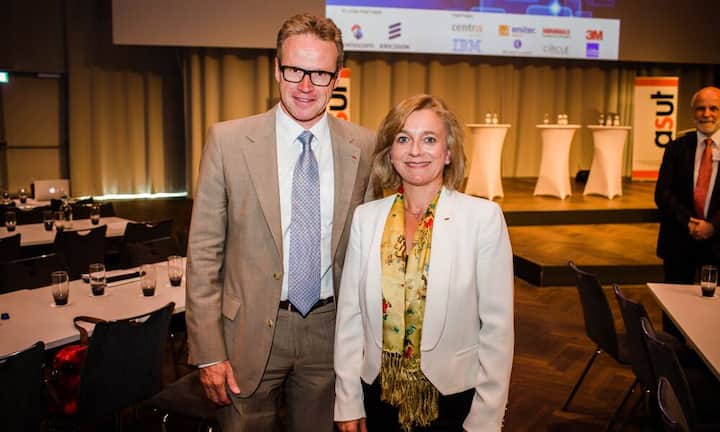 Andreas Meyer, CEO der SBB AG mit Kathrin Amacker (SBB)