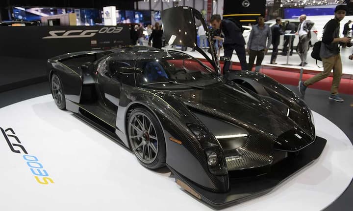 Scuderia Cameron Glickenhaus SCG003S
Hinter der langen Typenbezeichnung verbirgt sich der Autosammler und Rennstall-Besitzer Jim Glickenhaus mit seiner Scuderia Cameron Glickenhaus (SCG). Der strassentaugliche Rennwagen soll etablierten Fahrzeugen auf der Rennstrecke das Fürchten lernen.