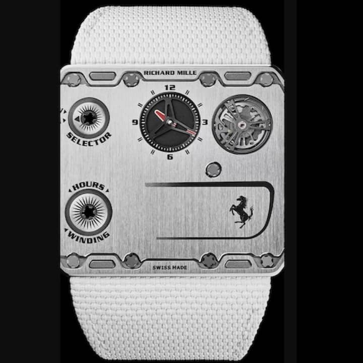 Das Gehäuse der ultraflachen RM UP-01 Ferrari von Richard Mille ist aus Titan Grade 5 gefertigt. Ebenso die Hauptplatine, die Brücken und die dreiarmige Unruh.