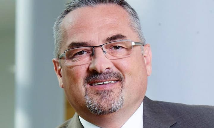 Roland FischerCEO OC Oerlikon Seit März ist Fischer CEO bei OC Oerlikon. Doch die Sterne stehen nicht gut: Seit Jahren hat der Industriekonzern Schwierigkeiten und sich als Durchlauferhitzer für Chefs erwiesen. Dabei kauft und verkauft OC Oerlikon Geschäftsfelder, als wäre man eine Beteiligungsgesellschaft und kein produzierendes Gewerbe. Eine langfristige Strategie fehlt.