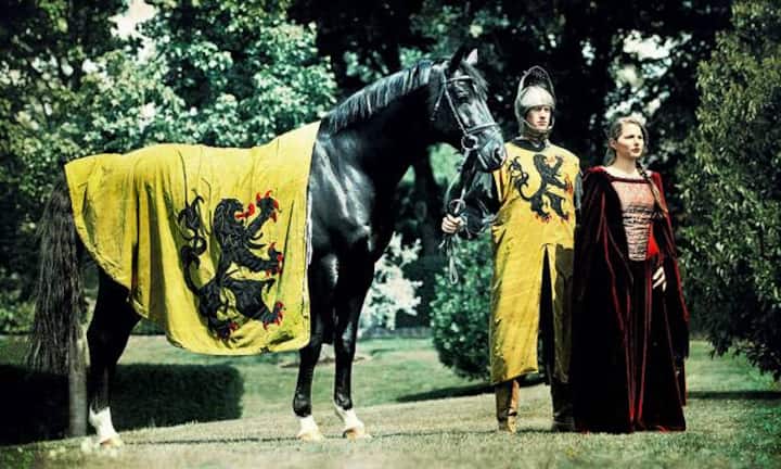 Spitzenpferd. Paul Schockemöhles Rappe Totilas, einst bestes Dressurpferd der Welt, mit Reiter Matthias Rath und dessen Freundin Franziska Eisenmann.