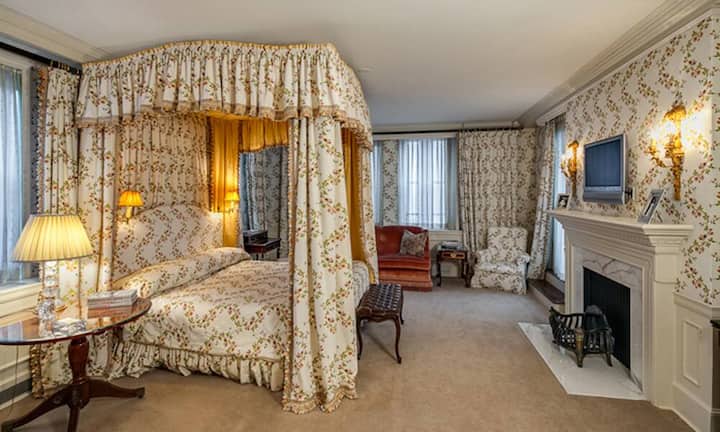 … oder je nach subjektiver Beurteilung auch schlicht und einfach kitschig. Dafür ist die Lage nicht zu toppen: Die Wohnung…