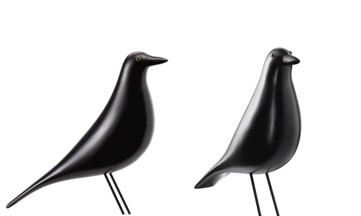 Charles und Ray Eames haben diese Vogelfigur aus schwarz lackiertem Erlenholz ganz besonders geschätzt, wie auf unzähligen Fotos der beiden dokumentiert ist. Bei Vitra gehört der Eames House Bird fix ins Sortiment. 225 Franken;
Goodform