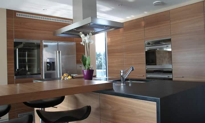 Die Küche ist offen und wird von der freistehenden Kochinsel dominiert. Diese bietet neben der Standarausstattung ein Teppanyaki- und Wokfeld für vielfältiges Kochen.