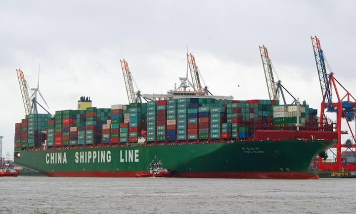 Das grösste Containerschiff der Welt auf seiner Jungfernfahrt nach Hamburg. Die «CSCL Globe» ist 400 Meter lang und 59 Meter breit. Mit einer Tragfähigkeit von 185'000 Tonnen kann das Schiff 18'270 Container transportieren. Die Höchstgeschwindigkeit beträgt 20,5 Knoten (37 km/h).