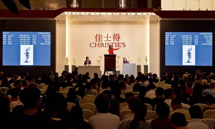 ...Shanghai, China, finden die Ersteigerungen von raren Verkaufsobjekten statt.