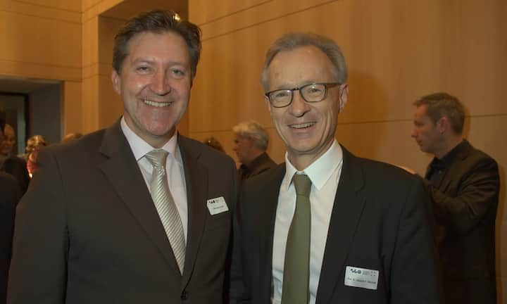 Peter Bertschinger, Senior Business Manager, uvision AG;
Jacques F. Bischoff, Rektor, Hochschule für Wirtschaft Zürich AG