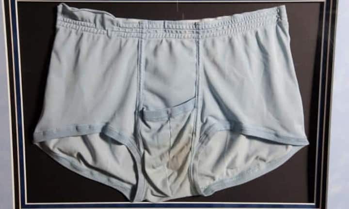 Auch skurile Gegenstände lassen die Herzen der Elvis-Fans höher schlagen. So zum Beispiel diese Unterhose, die der Sänger 1977 während eines Konzertes unter seinem berühmten weissen Overall trug.