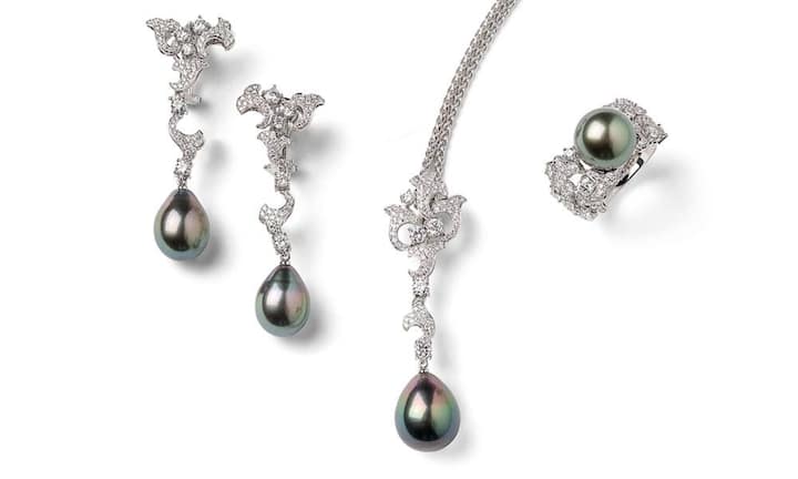 Mondän: Mit diesen Ohrringen gelingt ein subtil eleganter Auftritt. Unterschiedlich gross funkelnde Brillanten in Kombination mit Weissgold verleihen der Schönheit der Tahitikulturperlen in Tropfenform einen stilvollen Rahmen und lassen die Ohrclips aus dem Haus Frieden in voller Pracht erstrahlen. Frieden, Ohrclips, 12 500 Franken.