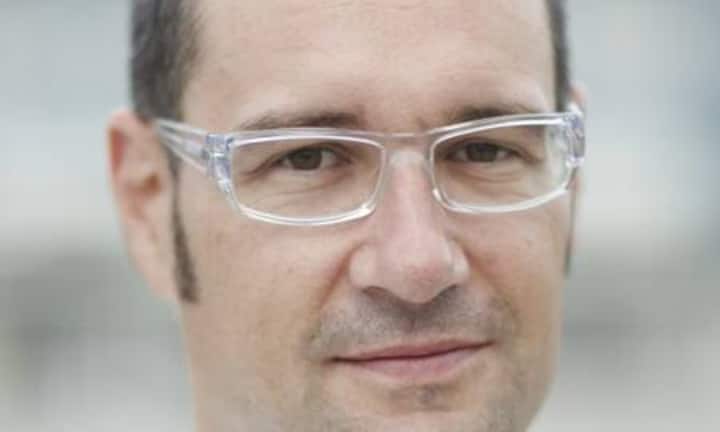 Michael Näf, 38, Co-Gründer und CEO Doodle, Zürich: Wer mit seiner Erfindung ein
Wort kreiert, das sich im Sprachgebrauch
durchsetzt, der hat
etwas Bleibendes geschaffen. So
wie wir heute «googeln», so
«doodeln» (kritzeln) wir auch, um
auf elektronische Weise einen
Terminmit mehreren Leuten zu
koordinieren. Die 2007 gegründete
Firma wurde vor einem Jahr
zu 49 Prozent von Tamedia übernommen;
zwischen 2013 und
2016 ist eine weitere Aufstockung
geplant. (Bild: PR)