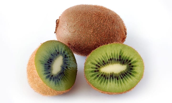 Platz 7: Kiwi
44 mg Vitamin C stecken in 100 Gramm Kiwi. Die chinesische Stachelbeere verträgt sich nicht mit Milchprodukten, wegen dem in der Kiwi enthaltenen eiweissspaltendem Enzym Actinidin. Die Kombination bildet bitter schmeckende Peptide. Das Enzym kurbelt andererseits die Verdauung von Eiweissen an. (Bild: aka/Wikimedia/CC)