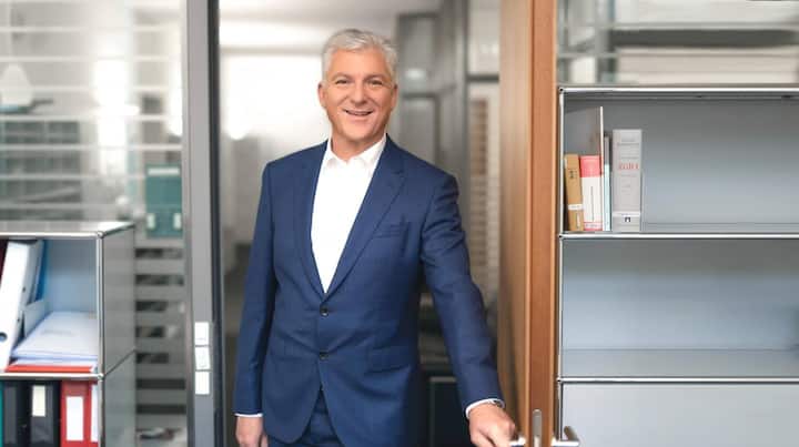 Urs Arbter Der Direktor des Versicherungsverbands (SVV) vereint ein Vierteljahrhundert Industrie­erfahrung auf sich. Seit 2022 führt er den Verband.